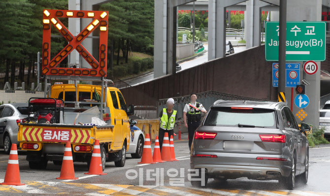 [포토]불어난 한강물로 잠수교 통제