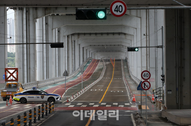 [포토]서울 잠수교 보행·차량 전면 통제‥호우로 한강 수위 높아져