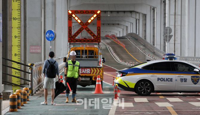 [포토]서울 잠수교 차량·보행자 통행 통제…“밤사이 호우 영향”