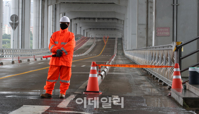 [포토]한강수위 상승으로 잠수교 전면통제