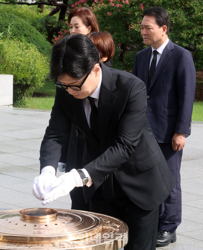 [포토]분향하는 한동훈 국민의힘 당 대표