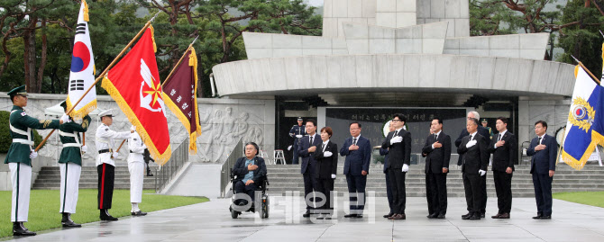 [포토]국기에 대한 경례하는 신임 국민의힘 지도부