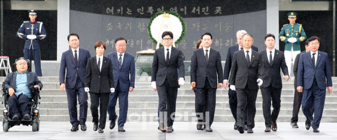 [포토]현충원 참배 마친 한동훈 신임 국민의힘 당대표와 지도부