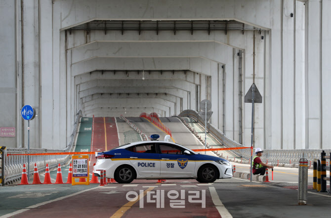 [포토] 한강 수위 상승으로 잠수교 차량 통제