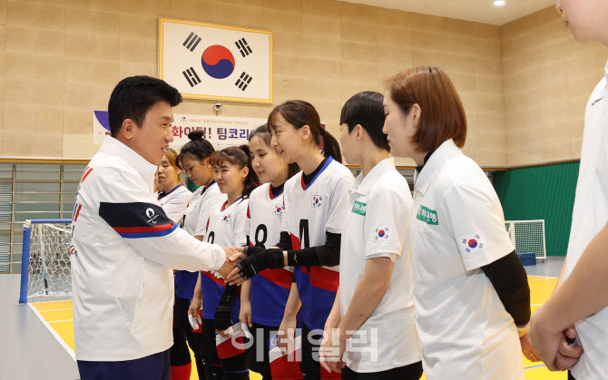 하나금융, 파리 패럴림픽 국가대표 선수단에 후원금 전달