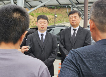 아리셀 박순관 대표와 아들 각각 노동당국·경찰 소환조사