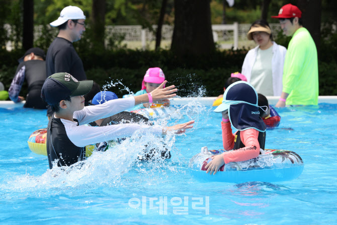 [포토]물장구 치며 폭염 이겨내요~