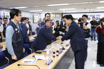 우원식, 국회의장 첫 한국노총 방문…"국회 사회적 대화 참여 요청"