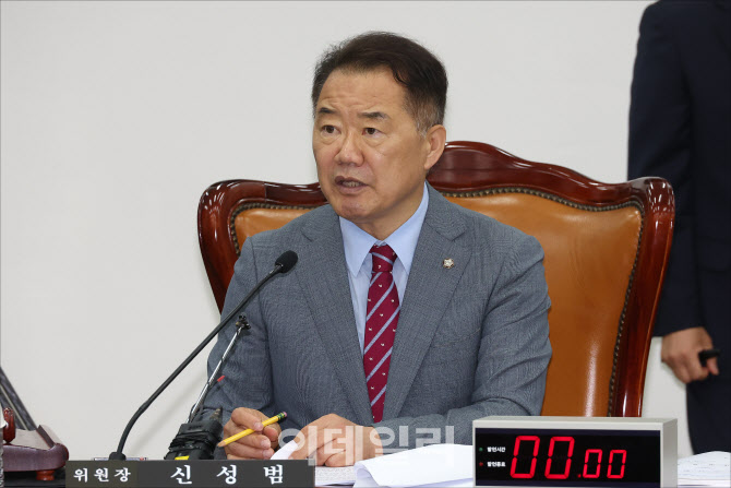 [포토]발언하는 신성범 국회 정보위원장