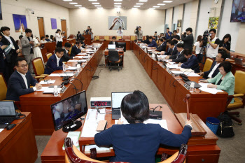 국회 과방위, 여야 극한 대립에 이진숙 청문보고서 채택 '보류'(종합)