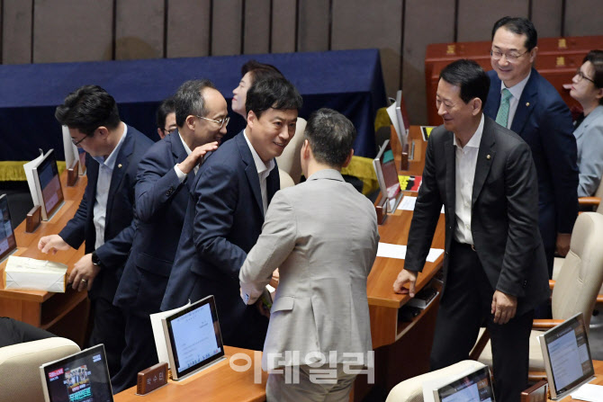 [포토]무제한 토론 마친 정성국 의원과 회의장 나서는 추경호 원내대표