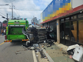 60대 딸이 몰던 차 건물 들이받고 전도...동승한 어머니 숨져