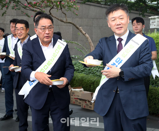 [포토] 캠페인하는 박범수 차관과 지준섭 농협부회장