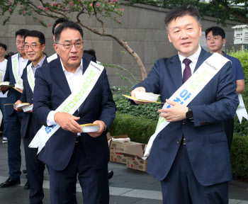 [포토] 캠페인하는 박범수 차관과 지준섭 농협부회장