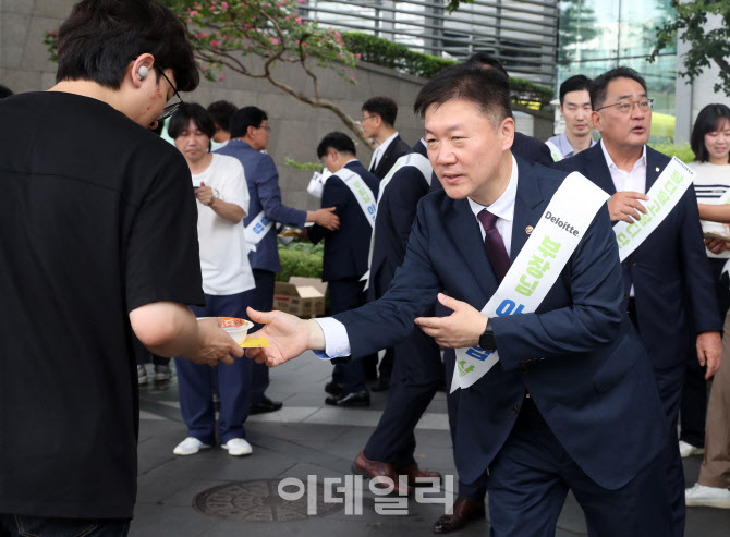 [포토] 쌀 소비 캠페인하는 박범수 농식품부 차관