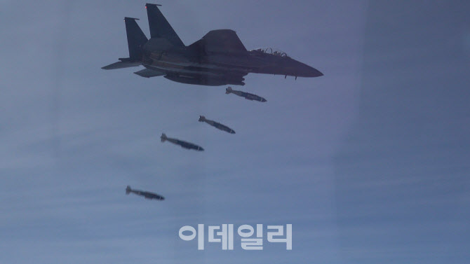 공군 F-15K, 필리핀 FA-50PH와 호주 상공서 '우정비행'