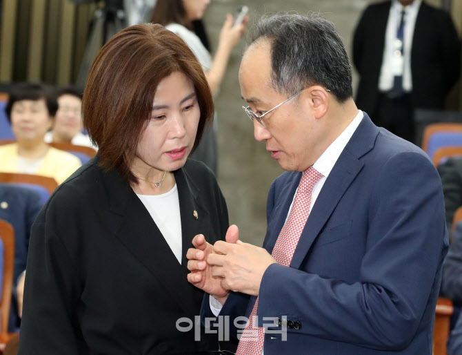 [포토]이야기 나누는 추경호-김미애