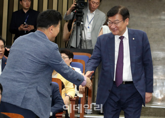 [포토]의총 참석하는 정점식 국민의힘 정책위의장