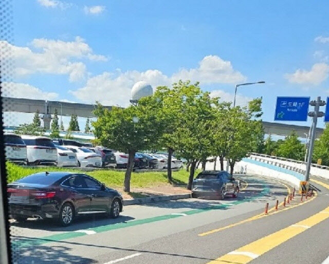 “비행기 시간 쫓겨서”…김해공항 진입로 ‘민폐 주차’ 논란