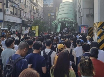 "압사 공포, 이러다 큰일"…성수역 3번 출구 앞 '마침내' 바뀐다