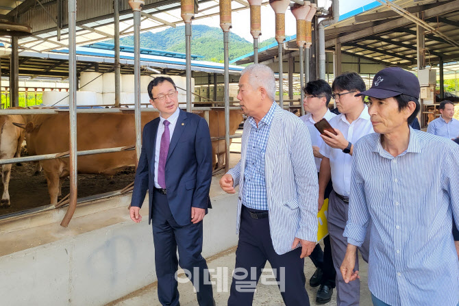 [포토] 한우농가 현장 점검하는 권익위와 한우협회