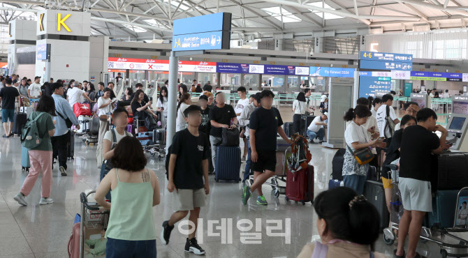 [포토]공항·해수욕장 ‘북적’…다음 주까지 피서 절정