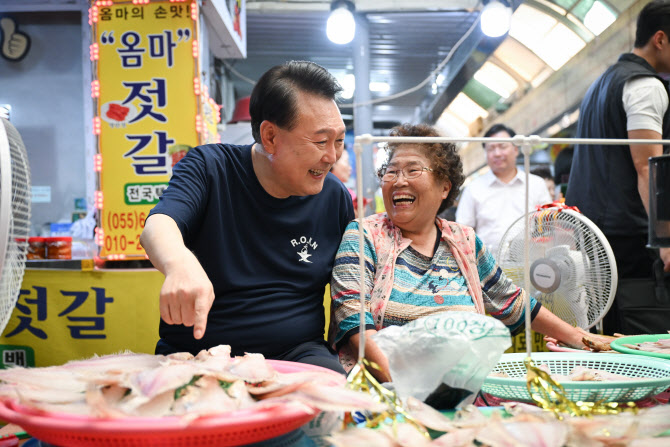 휴가 첫날 통영 찾은 尹, 시장 상인들과 하이파이브