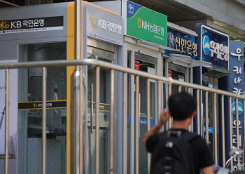 역행하는 대출금리에 당국 눈치만 보는 은행