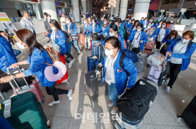 [포토]필리핀 가사관리사 100명 입국