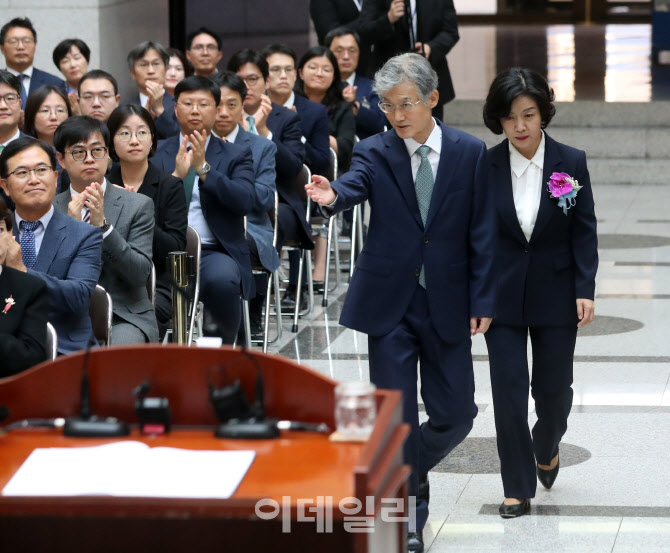 [포토] 취임식 참석하는 조희대 대법원장과 이숙연 대법관