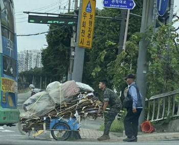 "도통 움직이지를 못해"…멈춘 리어카 '번쩍' 들어 올린 해병대원[따전소]