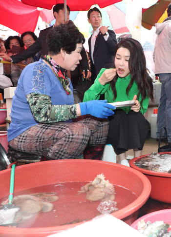 김건희 여사, 휴가 중 부산 깜짝 방문…전통시장 방문 독려