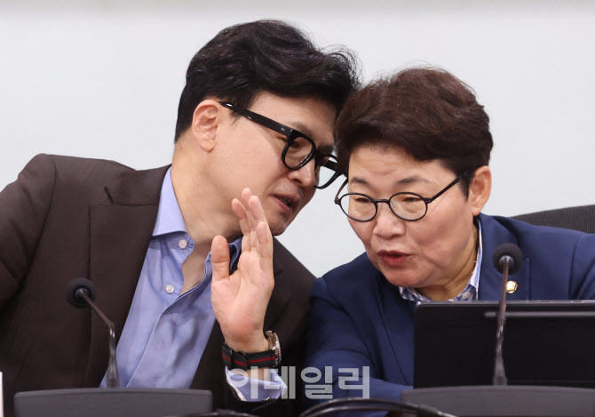 [포토]노동약자 제도개선 토론회, '대화하는 한동훈-임이자'