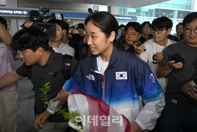 [포토]급하게 인천공항 떠나는 안세영