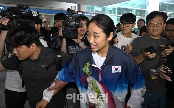 [포토]급하게 인천공항 떠나는 배드민턴 안세영