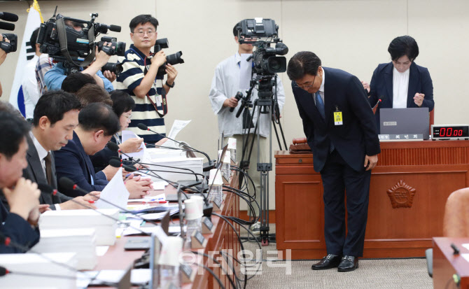 [포토]인사청문회, '인사하는 유상임 과기부 장관 후보자'