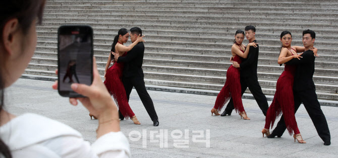 [포토]춤출 사람 모여라…광화문광장서 '누구나 세종썸머페스티벌'