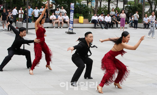 [포토]광화문 광장에서 춤춘다 '누구나 세종썸머페스티벌' 개최