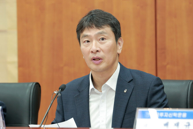 “지배주주 이익 우선 경영, 그릇된 관행”…이복현, 두산 등에 쓴소리(종합)