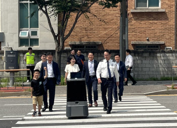 경찰청, 현대차·기아와 '실시간 교통 신호 정보' 활용해 실외이동로봇 시연