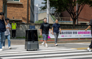 현대차·기아 로봇, 실시간 교통신호 활용해 횡단보도 건넜다