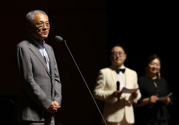 유인촌 장관 "아이들의 예술적 상상력 계속 키워가겠다"