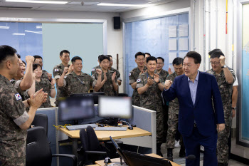 "軍과 함께 보내는 게 진짜 휴가"…尹, 계룡대서 휴가 마무리