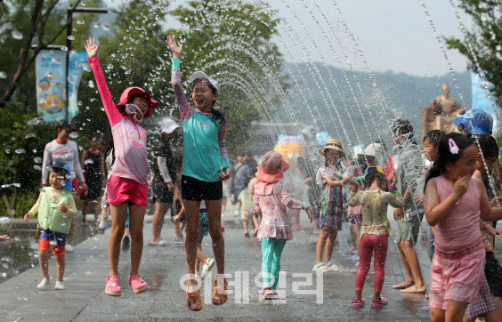 무더위·열대야 지속, 체감온도 35도 내외…곳곳에 소나기