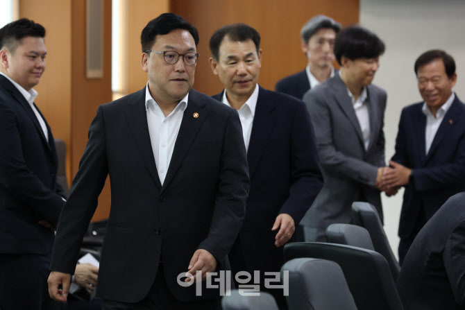 [포토]자리로 돌아가는 김병환 금융위원장