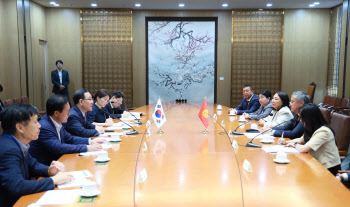 "직항노선 취항…교류 확대" 주호영, 키르기스스탄 국회부의장과 면담