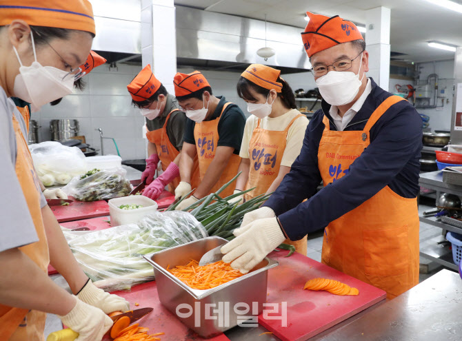 [포토] 밥퍼 봉사활동하는 박서홍 농업경제대표