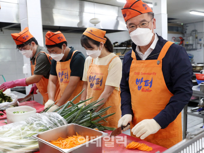 [포토] 무료급식소 봉사활동하는 박서홍 농업경제대표