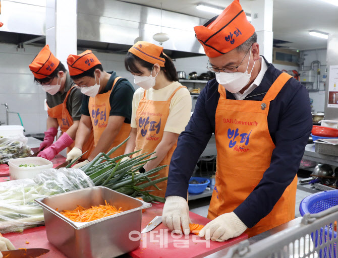 [포토] 봉사활동하는 농협경제지주 박서홍 대표와 임직원들