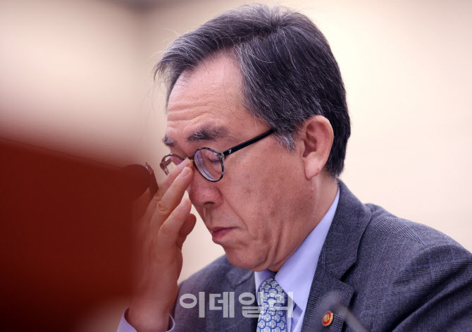 [포토]'안경 만지는 조태열 외교부 장관'